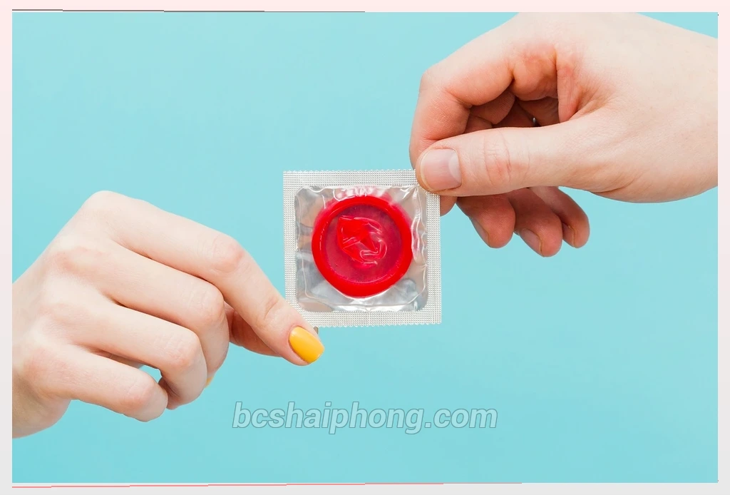 Con gai mua bao cao sudocx - 1. Góc nhìn tâm lý học: Tại sao việc con gái chủ động mua bao cao su lại gây e ngại?
